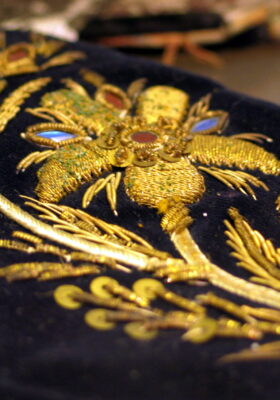 Merveilles de bonnets brodés